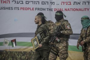 „Hamas“ nelaisvėje buvęs įkaitas pasakojo patyręs seksualinį smurtą