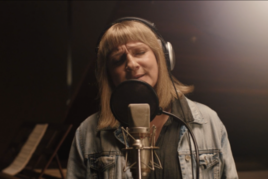 Nedos hitas kino filme „Laimingos žvaigždės“ suskambo naujai: išgirskite