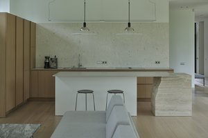 Tokio dar nematėte: vilniečių namo ašimi tapo toną sveriantis akmuo