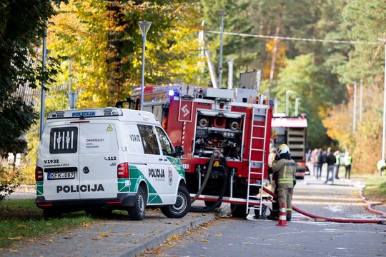 10 mėnesių statistika: gaisruose išgelbėtos 79 gyventojų gyvybės, gelbėjimo darbų metu – 255 žmonės