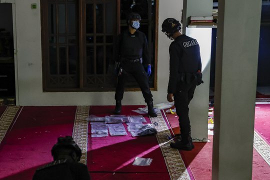 Per sprogimus Indonezijos mokyklos mečetėje sužeista daugiau nei 50 žmonių