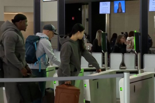 JAV įvedus apsiribojimų – chaosas oro uostuose: nusidriekė keleivių eilės