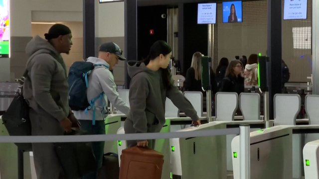 JAV įvedus apsiribojimų – chaosas oro uostuose: nusidriekė keleivių eilės