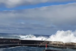 Tenerifę užklupo milžiniškos bangos – žuvo mažiausiai 3 žmonės, 15 sužeista