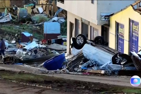 Vos kelias minutes trukęs tornadas Brazilijoje pridarė nemenkų nuostolių: automobilius mėtė kaip žaislus