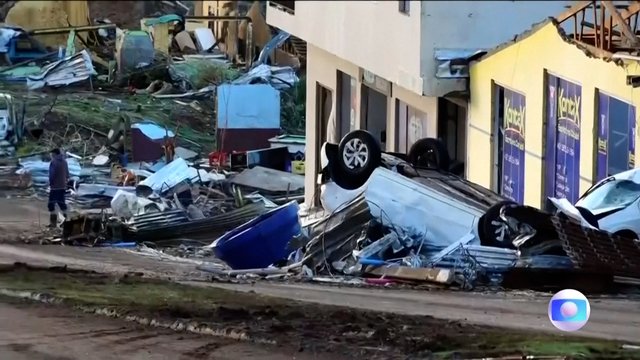 Vos kelias minutes trukęs tornadas Brazilijoje pridarė nemenkų nuostolių: automobilius mėtė kaip žaislus