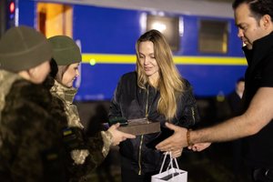 Ukrainoje apsilankiusi Angelina Jolie išsiliejo apie dronų pavojų: „Turėjome sustoti ir laukti“ 