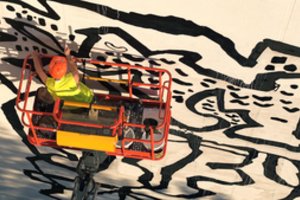 Klasikinis menas susitinka su gatvės menu: ant Vilniaus kolegijos sienos atgimė Algirdo Petrulio šilkografija