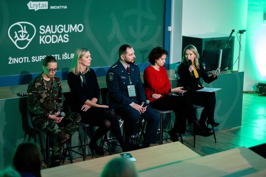 Ragina nenuvertinti moterų ir neigia stereotipus: problema viena