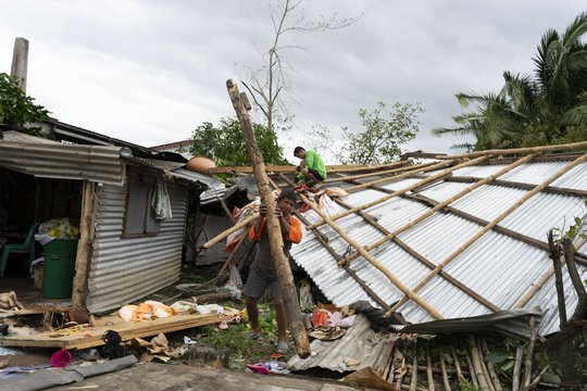 Filipinus nusiaubęs taifūnas susilpnėjo