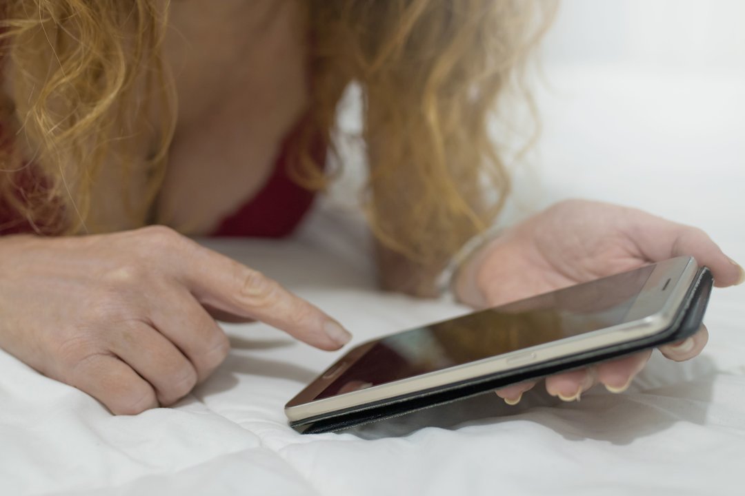 Nebeprisitinderiaujantiems: pažinčių programėlėse – ir sintetiniai partneriai, ir pinigų tykantys sukčiai