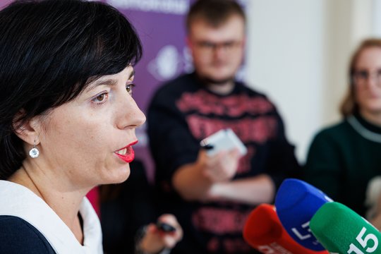 V. Aleknavičienė sako, kad paskirtos viceministrės liktų jos komandoje: neatskleidžia, kas pakeistų A.Broką