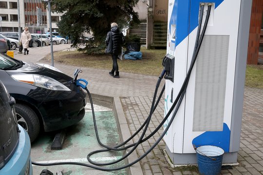 Sukčiai atranda naują nišą – nusitaikė į elektromobilių vairuotojus