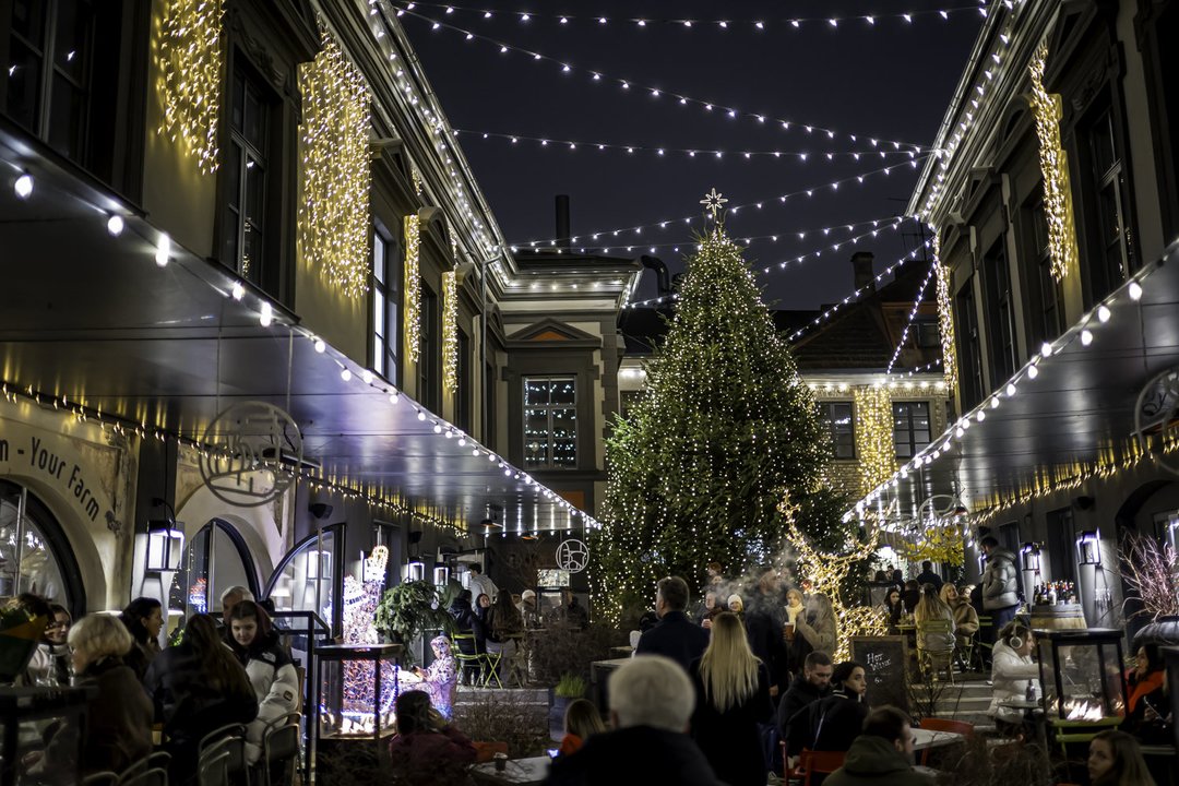 Vilniuje jau pakvipo Kalėdomis: Stiklo kvartalas sužibo daugybe lempučių
