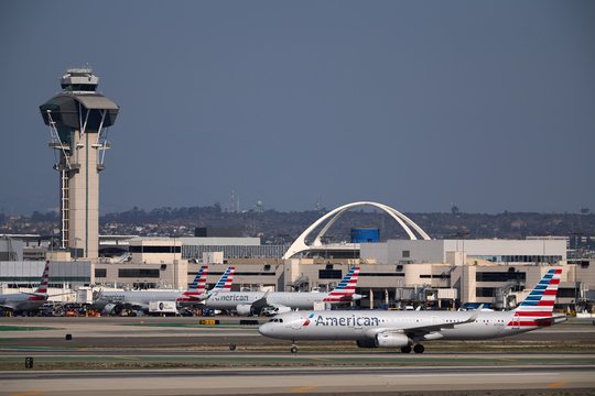 Chaosas JAV oro uostose tęsiasi toliau: vėl atšaukta šimtai skrydžių