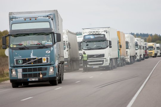 Sprendimas dėl Baltarusijoje įstrigusių vilkikų lieka neaiškus: vėl prašys atidaryti evakuacinius koridorius