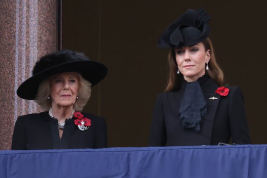 Iš karalienės Camillos – netikėta replika C. Middleton: pašiepė jos įrašą apie vėžio diagnozę