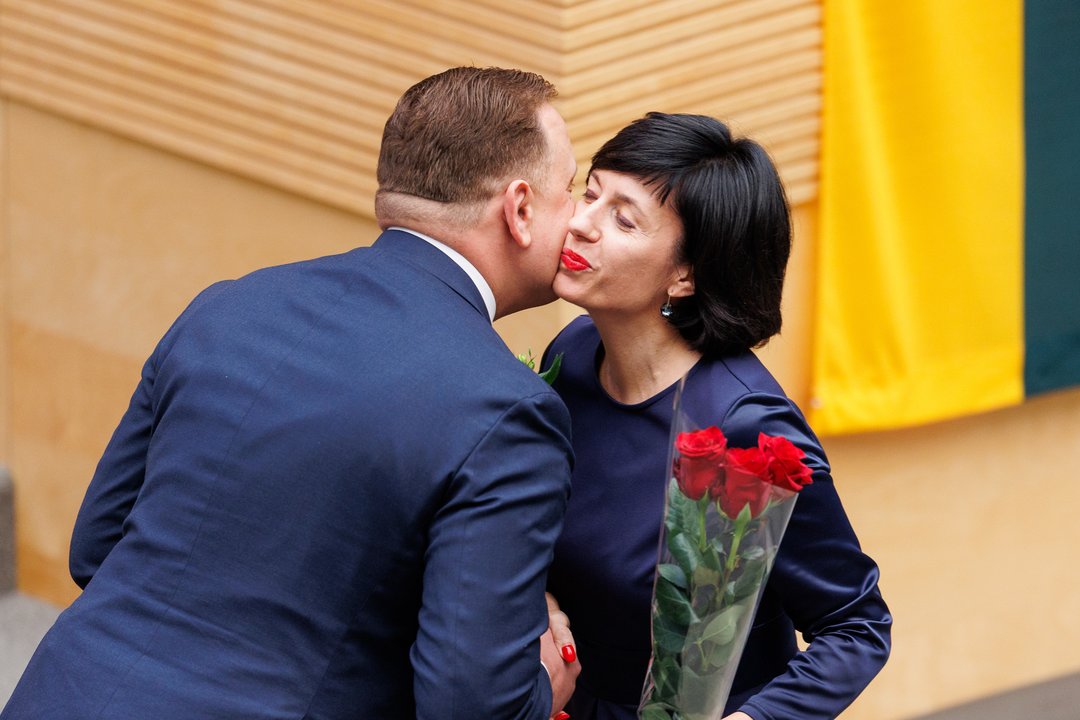 Vyriausybė – ir vėl pilna: prisiekė naujieji ministrai V. Aleknavičienė ir R. Kaunas