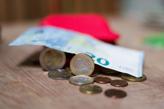 Tarp finansinės realybės ir socialinio spaudimo: su kokiais iššūkiais susiduria šalies jaunimas