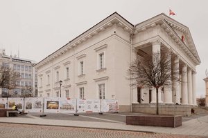 Vilniaus rotušė užvėrė duris metams – ant jos tvoros atsivėrė 200 metų istorija