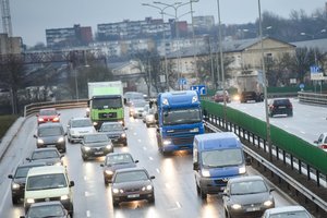 Policija vairuotojus įspėja dėl sostinėje išsiliejusio kuro