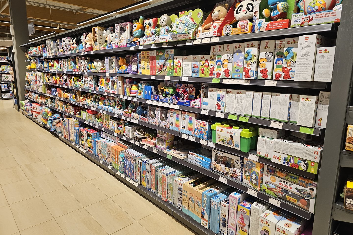 Nuolat didelę paklausą turi ir patiems mažiausiems vaikams skirti mediniai konstruktoriai, žaislai ir kaladėlės.<br> T.Bauro nuotr.