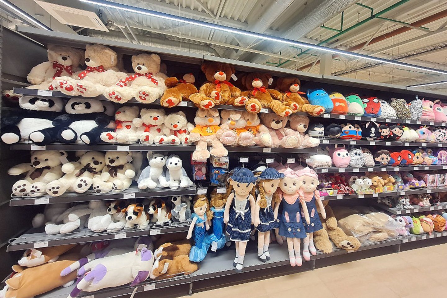 Pirkėjų dėmesio nepraranda pliušiniai žaislai.<br> T.Bauro nuotr.