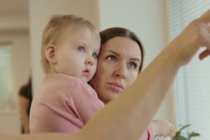 Mamos nuojauta neapgavo: medikas liepė pačiai pasigydyti, bet dukrytės kūną jau ėdė baisi liga