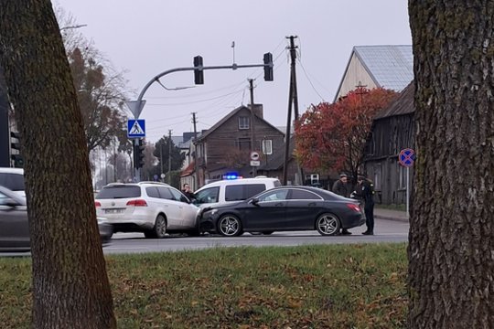 Kauniečiai praneša apie apsunkintą eismą ant Aleksoto kalno