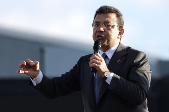 Turkijos prokurorai įkalintam Stambulo merui prašo 2,4 tūkst. metų laisvės atėmimo bausmės