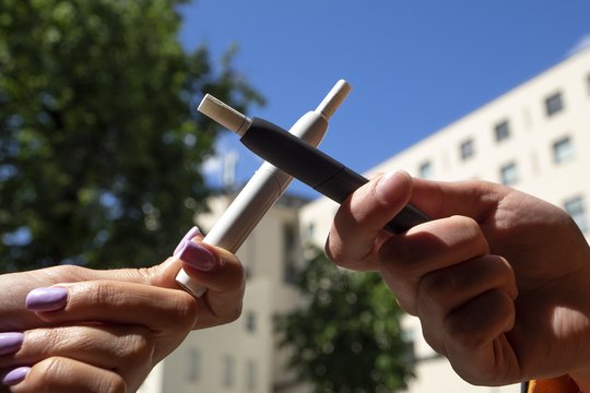 Ketina griežtinti akcizus el. cigarečių skysčiui ir kaitinamojo tabako produktams: aiškėja, kiek tiksliai