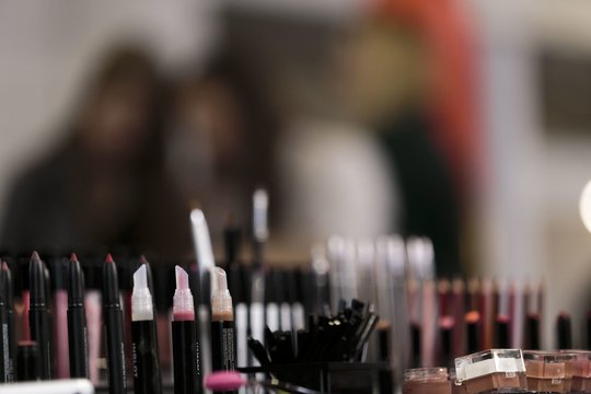 Grožio paslaugų įmonės vadovė nubausta už „juodąją“ buhalteriją, atlygino 179 tūkst. eurų žalą