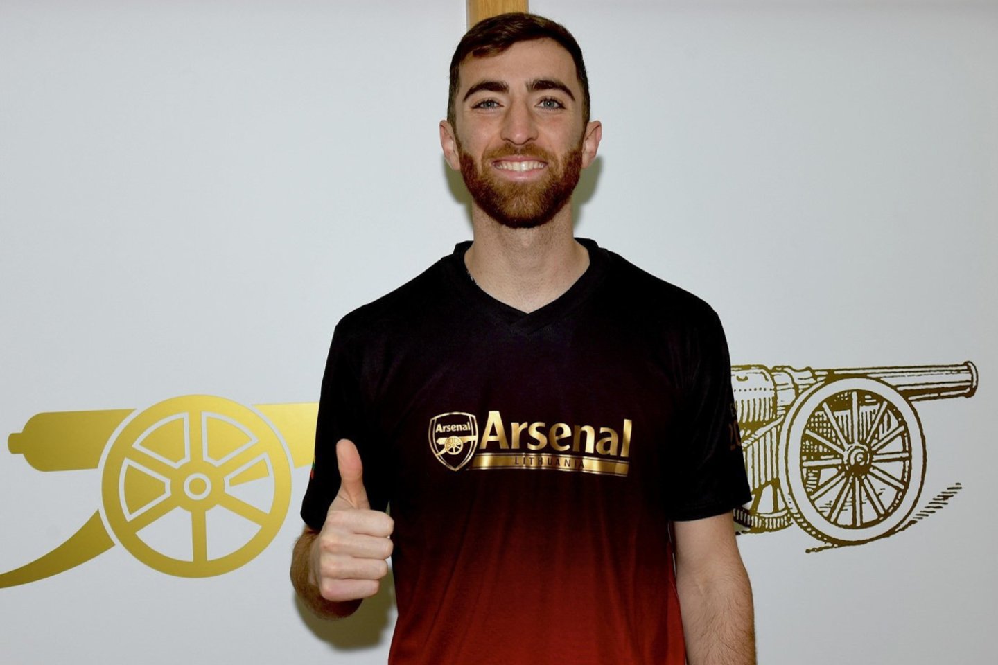 JAV futbolo rinktinei ir Londono „Arsenal“ klubui atstovaujantis lietuviškų šaknų Mattas Turneris vilkėjo A.Pogrebnojaus sukurtus marškinėlius.<br> asmeninio arch. nuotr