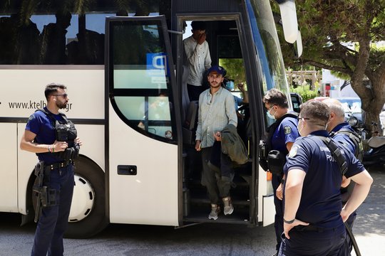 ES įvardijo keturias šalis, gausiančias pagalbą paskirstant migrantus