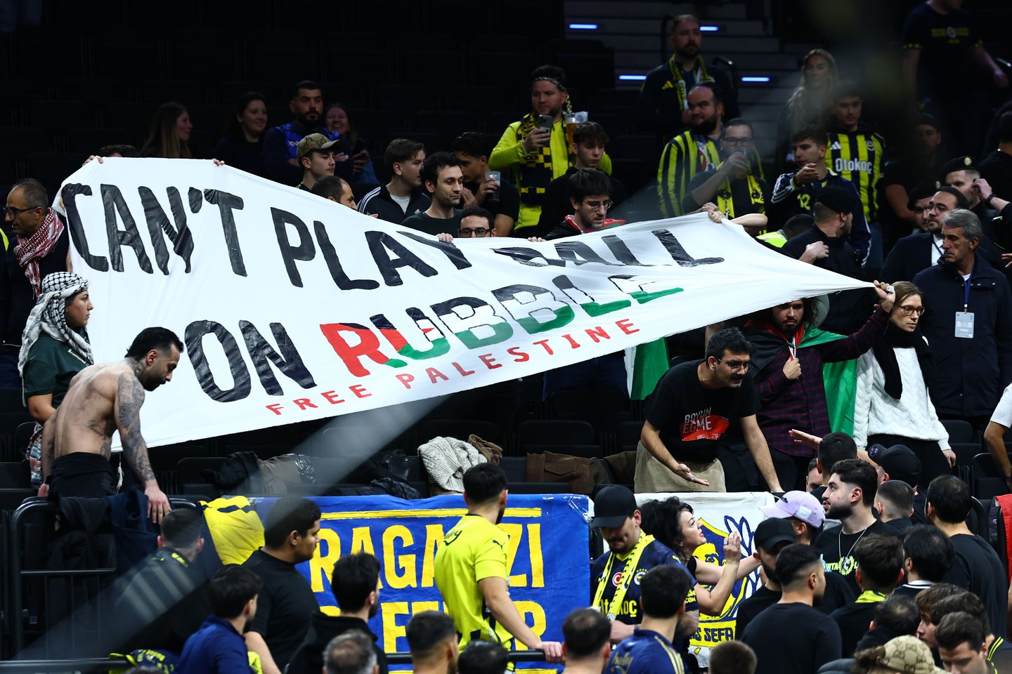  Palestinos plakatas Fenerbahce rungtynėse<br> EPA/Anna Szilagyi - ELTA nuotr.