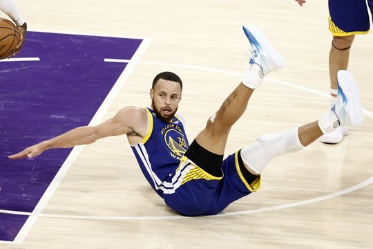 „Warriors“ pralaimėjimas čempionams pažymėtas pirmąja S. Curry nesportine pražanga karjeroje