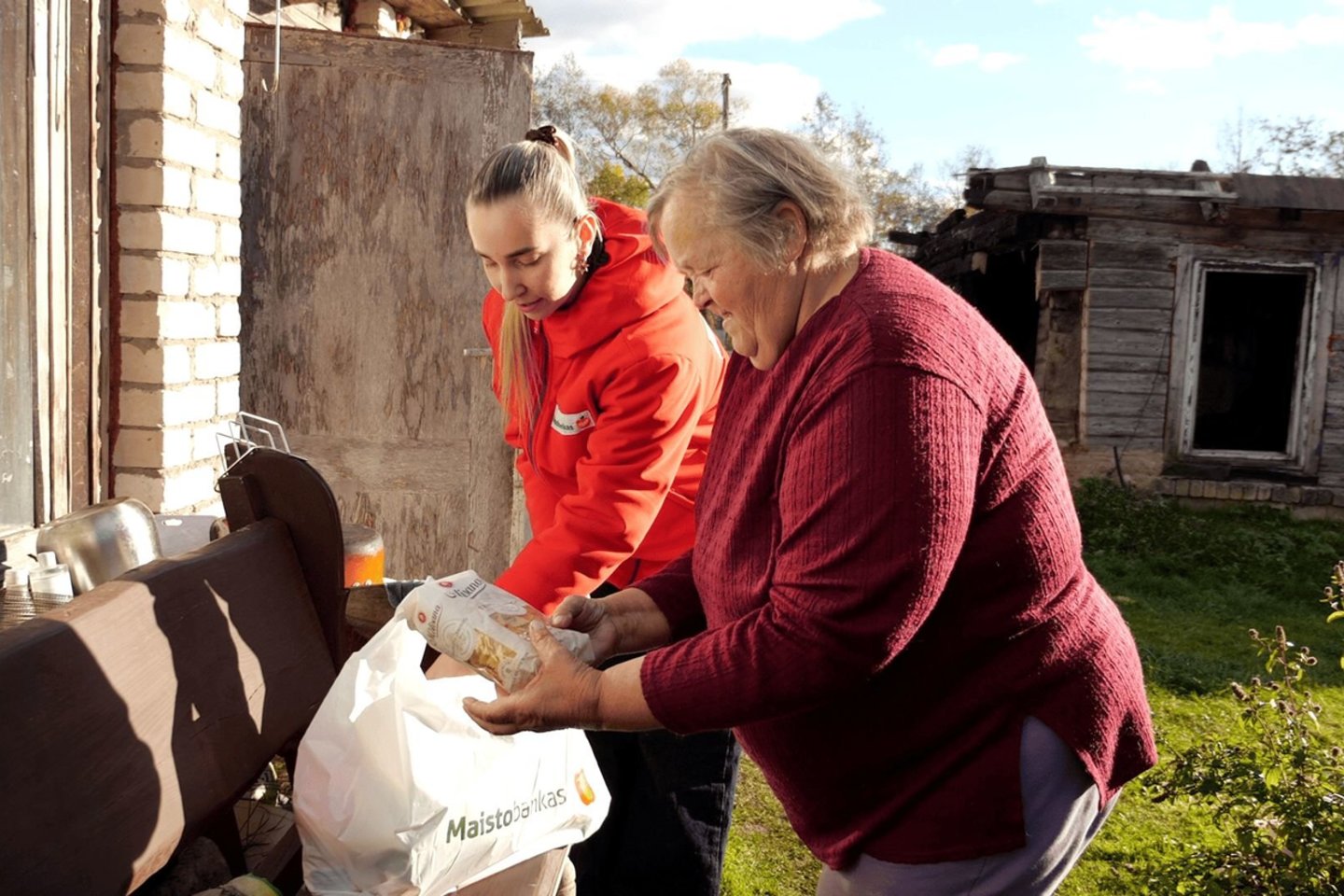 Maisto bankas atvežė paramą Janinai.<br> Pranešimo žiniasklaidai nuotr.