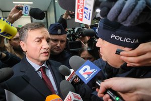 Ieškomas buvęs Lenkijos teisingumo ministras iškėlė sąlygas prokurorų apklausai užsienyje