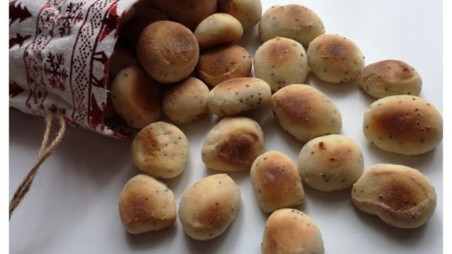 Kepyklose jau dvelkia kūčiukų kvapas: už šventinį skanėstą pirkėjams teks mokėti brangiau