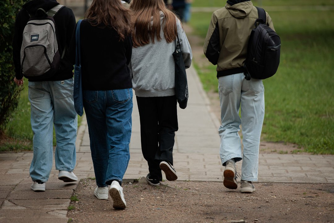 Dėl brandos egzaminų kartelės mažinimo jau skambina pavojaus varpais – ne pagalba, o pralaimėjimas