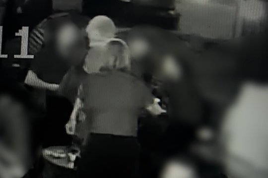 Policija prašo visuomenės pagalbos atpažinti vyrą: sumušė baro lankytoją