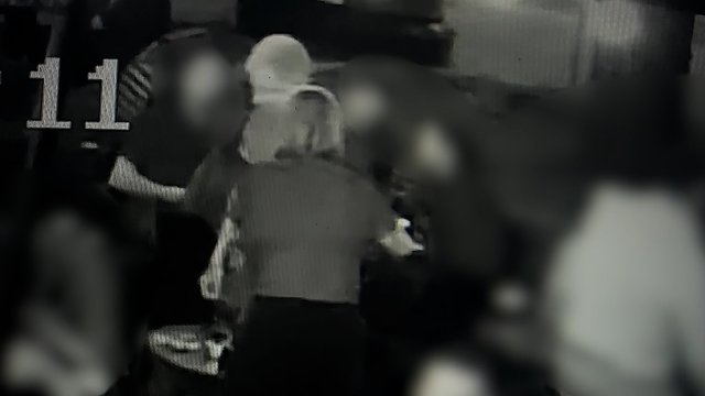 Policija prašo visuomenės pagalbos atpažinti vyrą: sumušė baro lankytoją