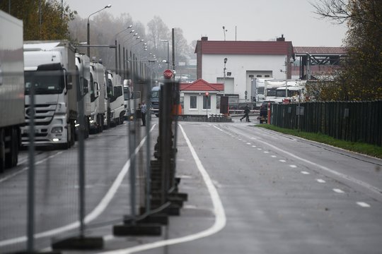 Pasidalijo, kokiomis sąlygomis gyvena Baltarusijos aikštelėse įstrigę vilkikų vairuotojai: atsirado netikėtų mokesčių