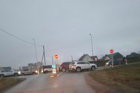 Plungės pakraštyje susidūrus trims automobiliams nukentėjo du žmonės