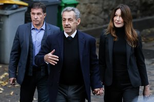 Iš kalėjimo – į prabangų restoraną: N. Sarkozy laisvę atšventė tviskančiame Paryžiaus restorane