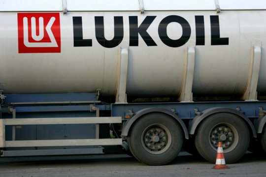 Po JAV įvestų sankcijų Rusijos „Lukoil“ rinkos vertė sumažėjo 10 mlrd. dolerių