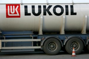 Po JAV įvestų sankcijų Rusijos „Lukoil“ rinkos vertė sumažėjo 10 mlrd. dolerių