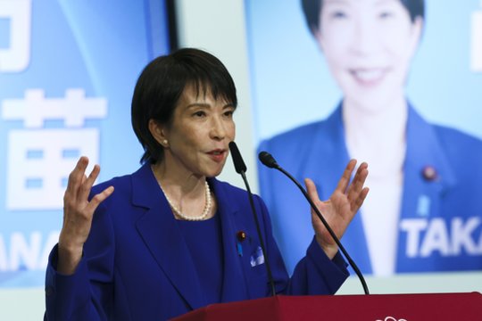 Japonijos ministrė pirmininkė teigia, kad dabar miega tik 2–4 valandas per naktį