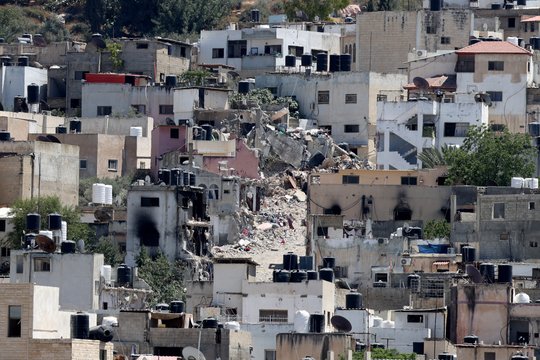 Izraelio kariai Vakarų Krante nušovė du palestiniečius, naujakuriai padegė mečetę