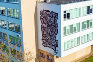 Didžiulėje freskoje atgimė žinomo dailininko Algirdo Petrulio kūrinys